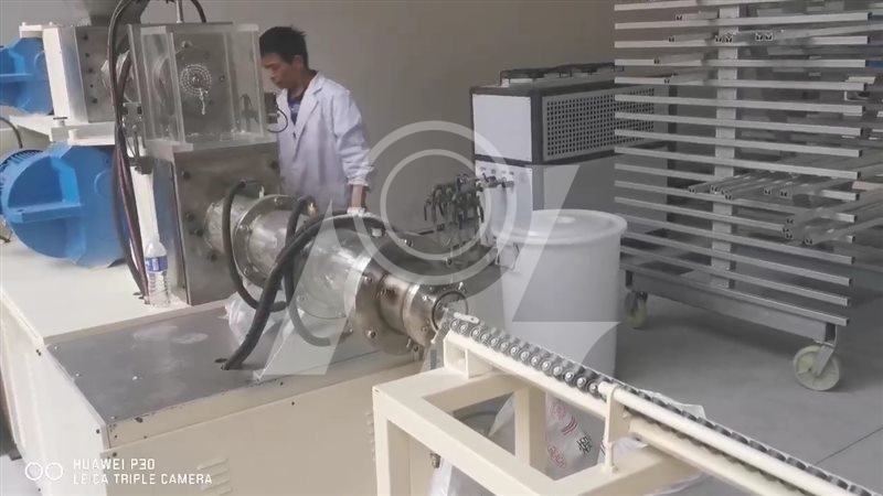 滚轮挤出小管